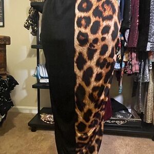 Discreet Black and Brown Leopard Print Skirt